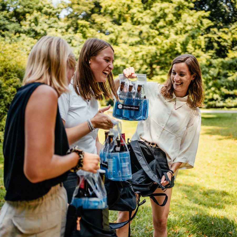 Øltur Team 3 i Dänemark: venner med øl i parken som produktfoto til en BeerTour.